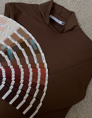 Vybrat barvičku není vždycky jednoduché 🤭 Všechny podzimní jsou krásné 🍁🍂 Jak se vám líbí tahle limitovaná čokoládová? 🍫...